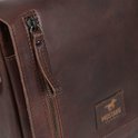 Detail van een donkerbruine leren tas met rits, drukknoop en Mustang logo.