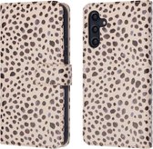 iMoshion Hoesje Geschikt voor Samsung Galaxy A14 (5G) / A14 (4G) Hoesje Met Pasjeshouder - iMoshion Design Bookcase smartphone - Meerkleurig / Black And White Dots