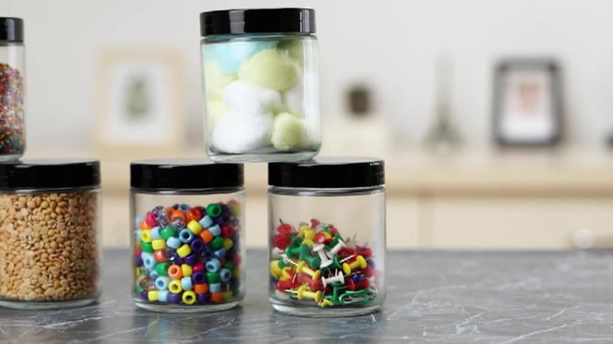 JEUIHAU 12 stuks plastic voorraadpotten van 1000 ml met zwarte deksels, doorzichtige ronde plastic potten met brede opening, plastic container voor voedsel, graan, kruiden en snoep