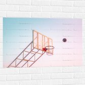 Muursticker - Bal Vallend in Basket onder Blauwe Lucht - 90x60 cm Foto op Muursticker