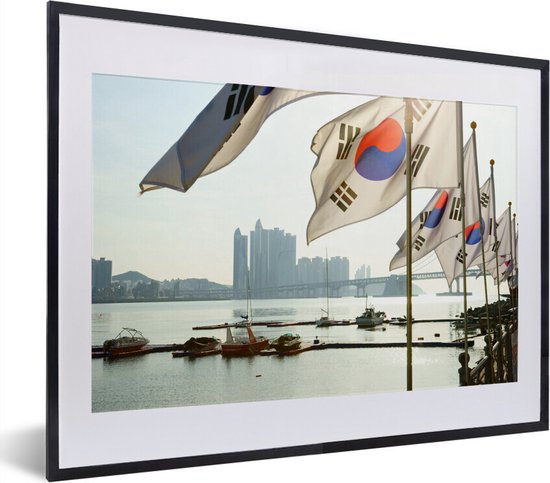 Photo encadrée - Drapeaux sud-coréens au port de Busan Cadre photo noir avec passe-partout blanc petit 40x30 cm - Affiche encadrée (Décoration murale salon / chambre)