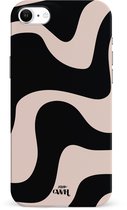 xoxo Wildhearts telefoonhoesje geschikt voor iPhone SE 2022/2020 / iPhone 7/8 - Ride With Me - Single Layer - Beschermhoes met golvend patroon - Luxe hard case - zwart en beige