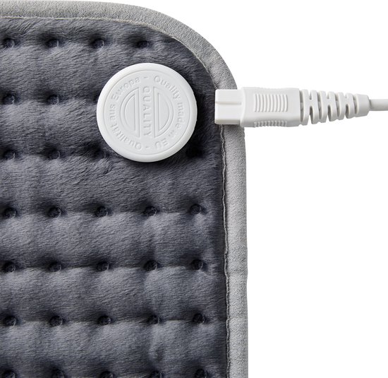 Grijze, zachte elektrische warmtekussen met geruite stiksels en een ronde, witte knop met kwaliteitslabel, met stekker.