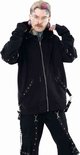 Man met getrokken wenkbrauwen en roze haar accenten trekt de capuchon van een zwarte hoodie met studs en banden aan.