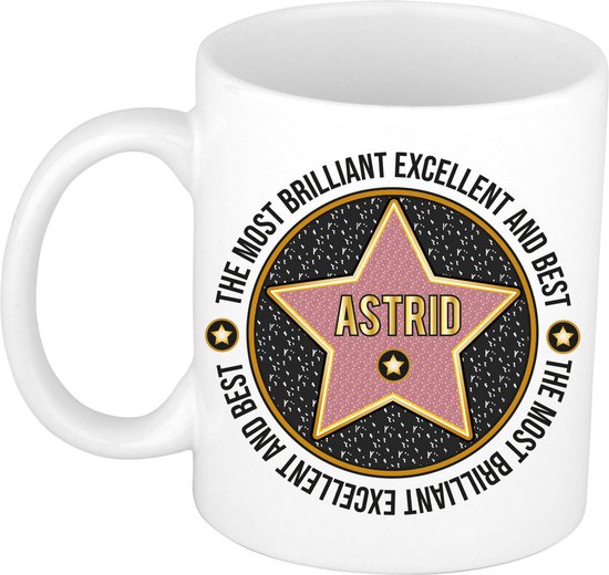 Tasse blanche avec étoile rose et le texte 'ASTRID THE MOST BRILLIANT EXCELLENT AND BEST' sur fond noir.