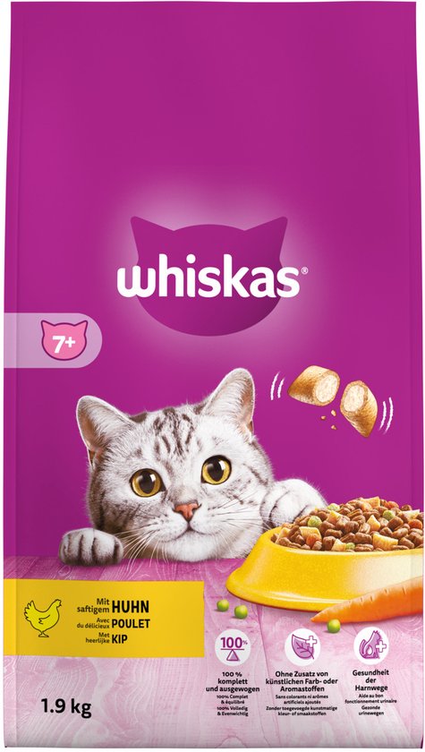 Paarse Whiskas 7+ zak met kip, met een grijze cyperse kat, een voerbak en wortel.
