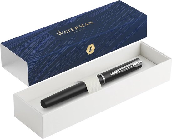 Waterman vulpen in donkerblauwe geschenkdoos met golvend patroon. De pen is matzwart met zilveren clip.
