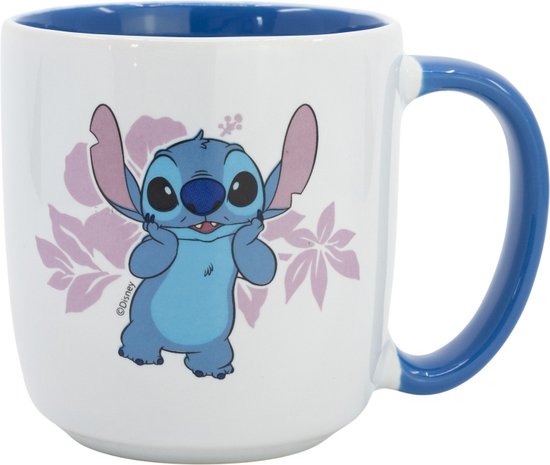 Tasse blanche avec anse et intérieur bleus, avec une image de Stitch et des fleurs violettes.