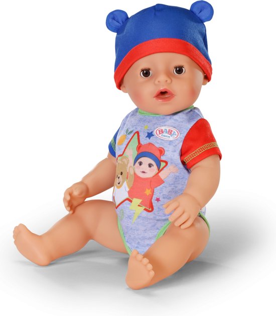 Zittende BABY born Jonas pop met blauwe muts met oren en rompertje met sterrenprint.