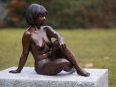 Beeld - Tuinbeeld - bronzen beeld - Zittende naakte vrouw - Bronzartes - 38 cm hoog
