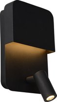 Zwarte wandlamp met een rechthoekige basis en een verstelbare spot, die warm licht werpt.
