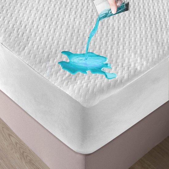 Tissu blanc matelassé à motif losange, protégé contre les liquides. De l'eau y est versée.