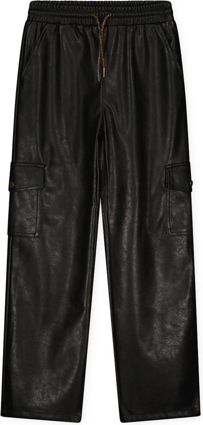 Zwarte faux leren cargo broek met elastische tailleband, trekkoord en klepzakken.