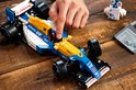 Hand bouwt aan een blauwe, witte en gele LEGO Williams FW14B Formule 1 auto, met "Canon" en "Elf" logo's.