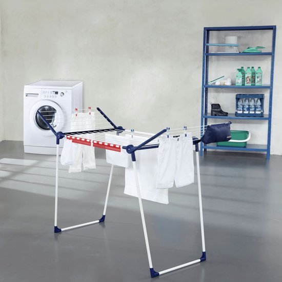 Un étendoir Leifheit Pegasus dans un salon avec une machine à laver à côté.