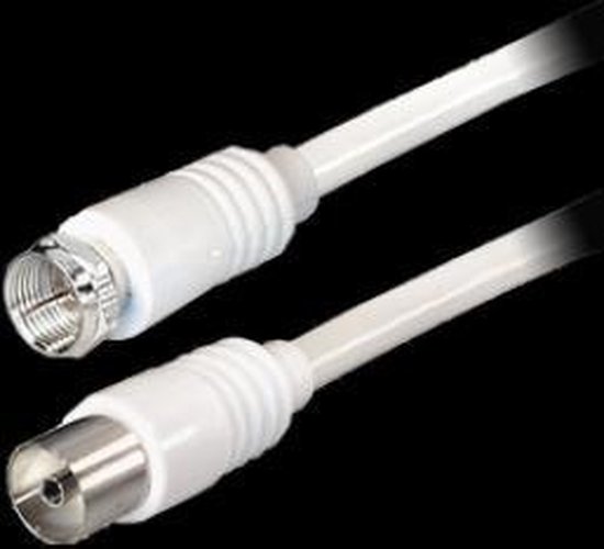Witte coaxkabel met aan beide uiteinden een metalen connector. De ene is een vrouwelijke F-connector, de andere een mannelijke IEC-connector.
