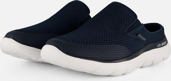 Navyblauwe Skechers instappers met ademend mesh bovenwerk en witte zool.