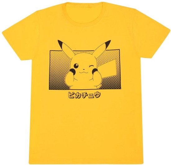 Gele t-shirt met korte mouwen, met een zwart kader met Pikachu die knipoogt en Japanse tekst.