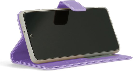Paars telefoonhoesje in portemonnee-stijl, opengeklapt, met een telefoon in een hoesje.