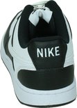 Achterkant van een zwarte en witte Nike sneaker met "NIKE" in witte letters op de hiel.