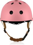 Roze fietshelm, van voren gezien, met zwarte ventilatiegaten en bruine bandjes.