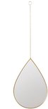 Een druppelvormige spiegel met gouden frame, hangend aan een gouden ketting.