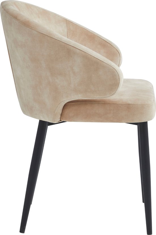 Vue de côté d'un fauteuil beige clair avec dossier arrondi et pieds noirs.
