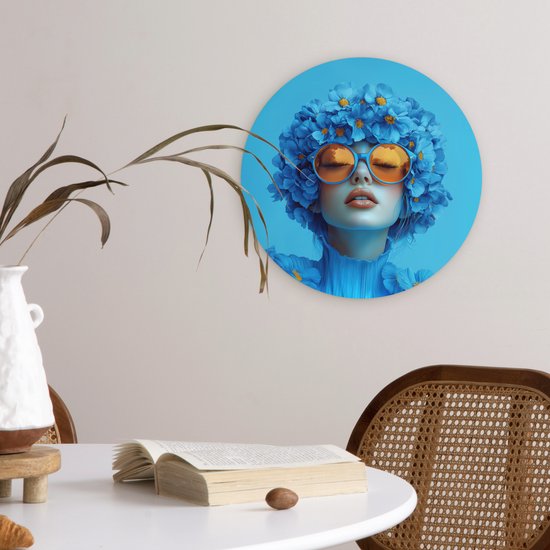 WallCircle® Wandcirkel 30x30 cm - Muurcirkel Vrouw - Bloem - Blauw - Modern - Bril - Portret - Muurdecoratie woonkamer - Wanddecoratie slaapkamer - Kamer decoratie accessoires - Ronde schilderijen