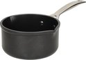 Zwarte steelpan met een metalen handgreep en twee schenktuiten.