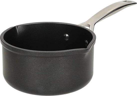Zwarte steelpan met een metalen handgreep en twee schenktuiten.