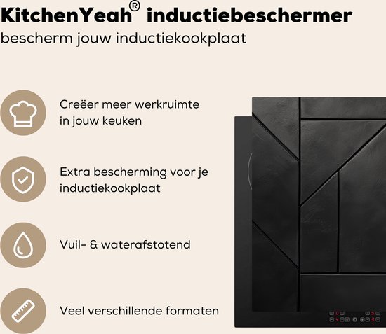 Zwarte inductiebeschermer met geometrisch patroon op een inductiekookplaat, met icoontjes die voordelen weergeven.