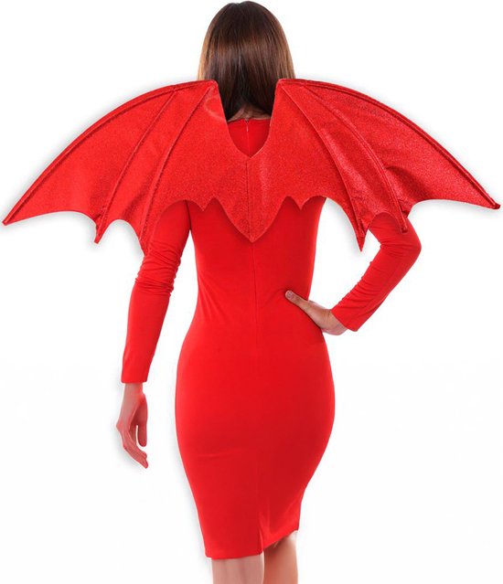 Rode glitter vleugels, gedragen door vrouw in rood jurkje.