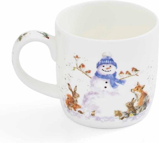 Witte mok met opdruk van een sneeuwpop met blauwe sjaal en muts, omringd door vogeltjes, een vos, konijn en eekhoorn in de sneeuw.
