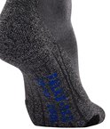 Detailopname van Falke wandelsok met grijze gemêleerde structuur en blauwe Falke-print op de zool.