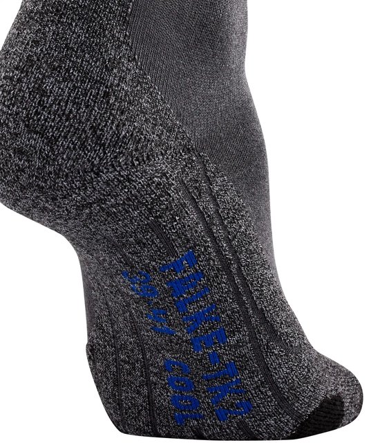 Detailopname van Falke wandelsok met grijze gemêleerde structuur en blauwe Falke-print op de zool.