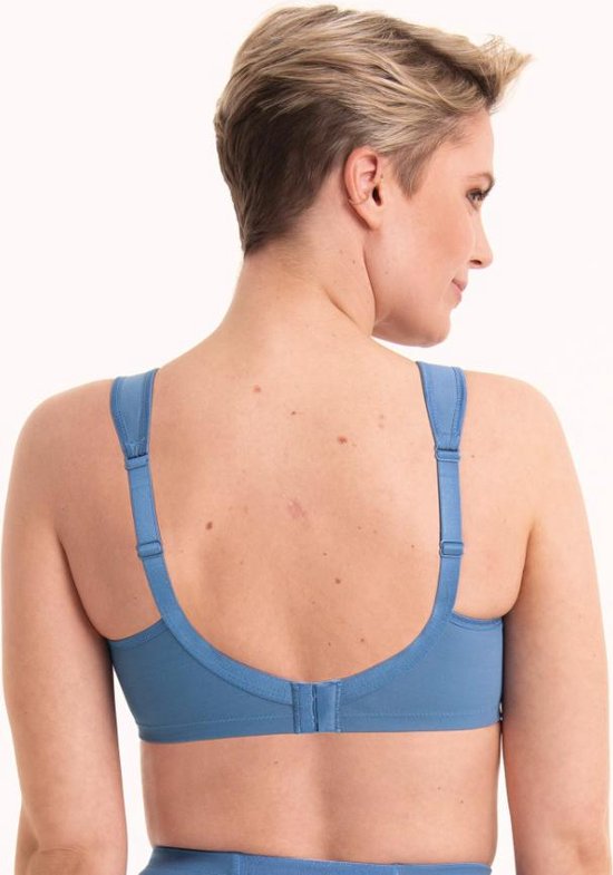 Model met blauwe bh, achterkant met verstelbare bandjes.