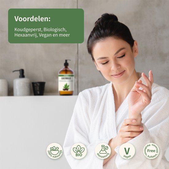 Vrouw in witte badjas houdt haar pols vast, met een fles Puturals Castorolie op de achtergrond.