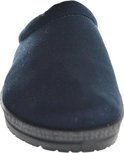 Voorkant van een blauwe suède klomp met een gevlochten sleehak.