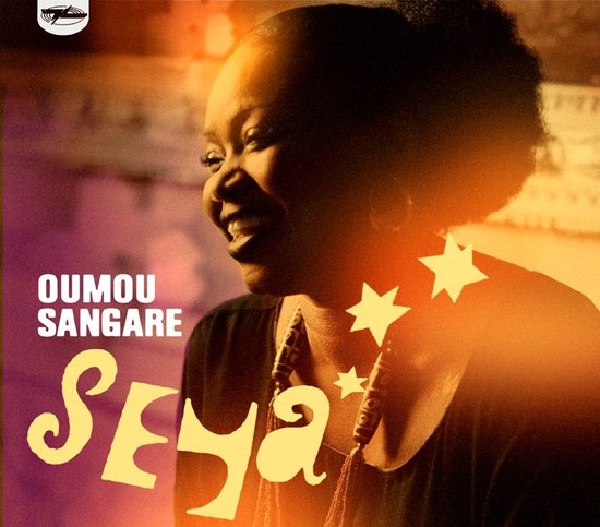 Oumou Sangare zingt SEYA, met 3 sterren op haar ketting en op de hoes.