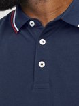 Donkerblauwe polo met rode en witte strepen aan kraag en mouwen, witte knopen.