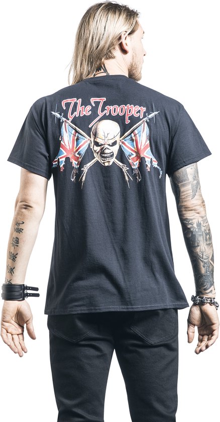 Achterkant van een t-shirt met 'The Trooper' en Eddie met twee Union Jack vlaggen.