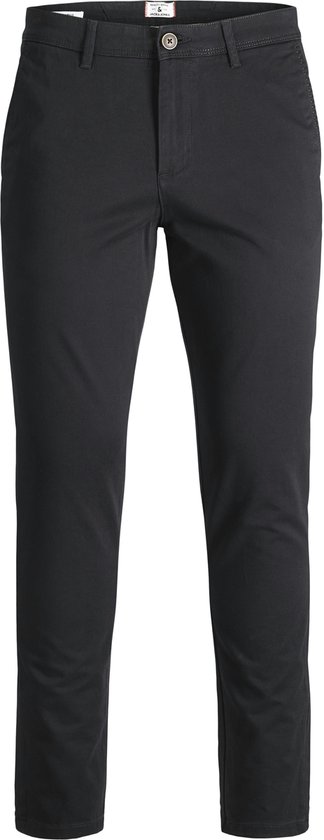 Zwarte chino broek voor heren, staand.