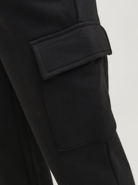 Detail van de cargozak op een zwarte joggingbroek.