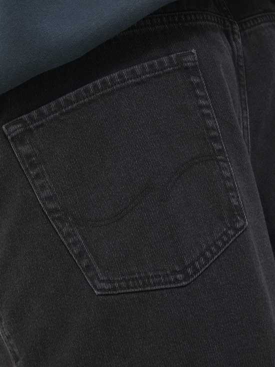 Donkergrijze jeans achterzak met zichtbare stiksels en een geborduurd detail.