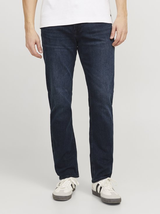 Voorkant van een donkerblauwe regular fit jeans met gulp en zwarte knoop.