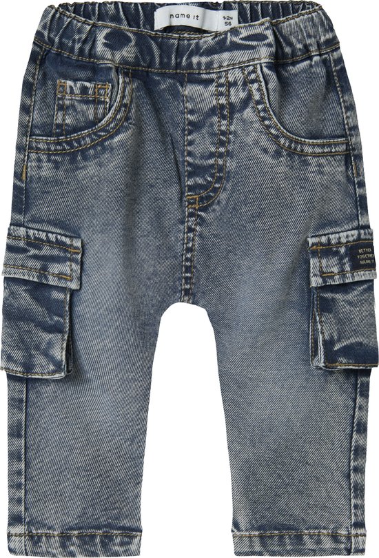 Blauwe spijkerbroek met cargozakken, tailleband met elastiek en stonewashed effect.
