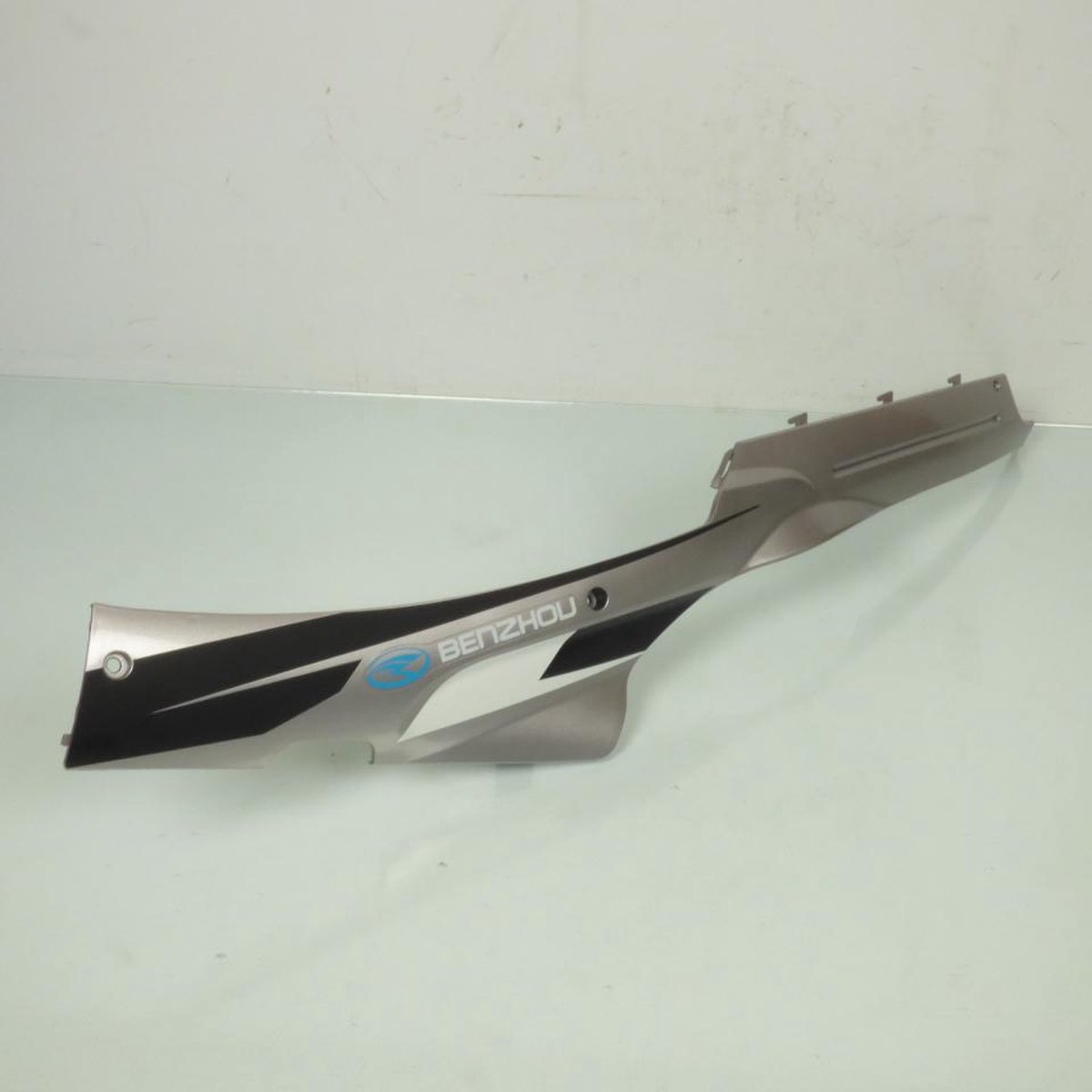 Sabot bas de caisse gauche origine pour Scooter Taotao 50 Beat Box Evo 2 TB00-070301004 gris BZ-GY50-17 Neuf