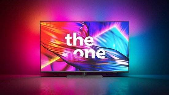 55 inch Philips 4K Ambilight TV met de tekst 'the one' op het scherm, in een donkere kamer.