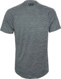 Achterkant van grijs sportshirt met fijne zwarte horizontale strepen en zwart Under Armour logo op de nek.