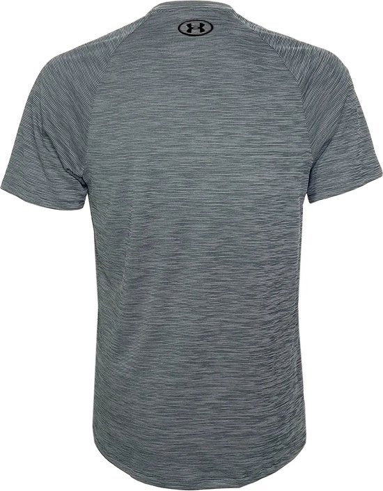 Achterkant van grijs sportshirt met fijne zwarte horizontale strepen en zwart Under Armour logo op de nek.